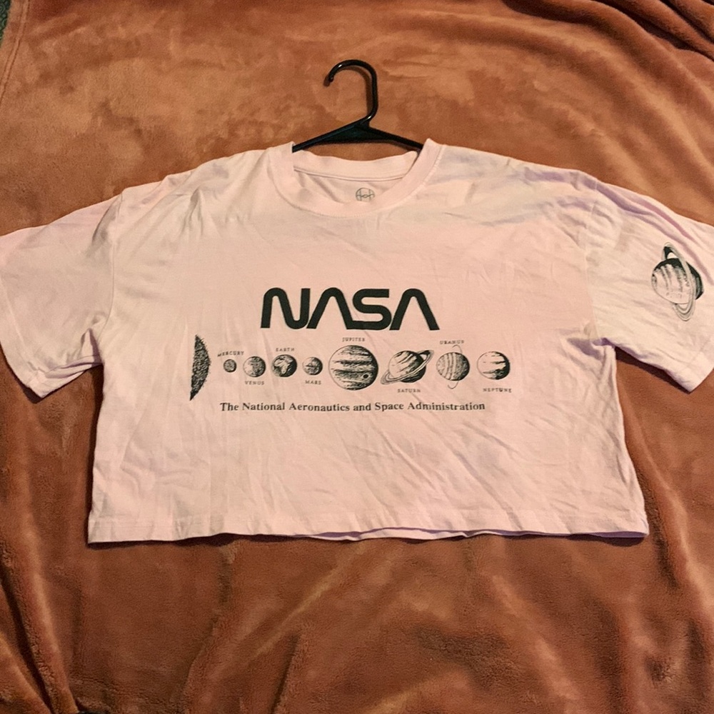 Light pink NASA cropped t shirt